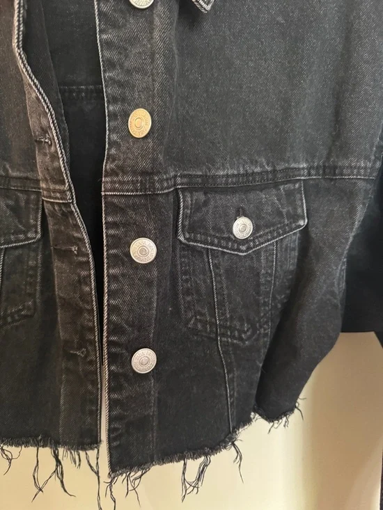 Zara Black Cropped Denim Jacket with Frayed Hem - Picture 5 of 9